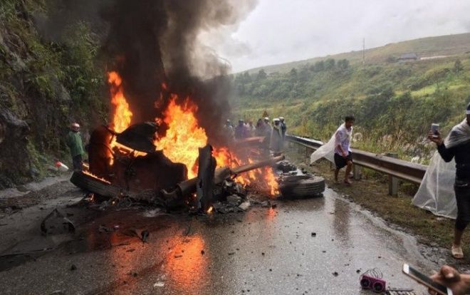 Container mất lái đâm vào taluy bốc cháy dữ dội, quốc lộ 4D ùn tắc kéo dài