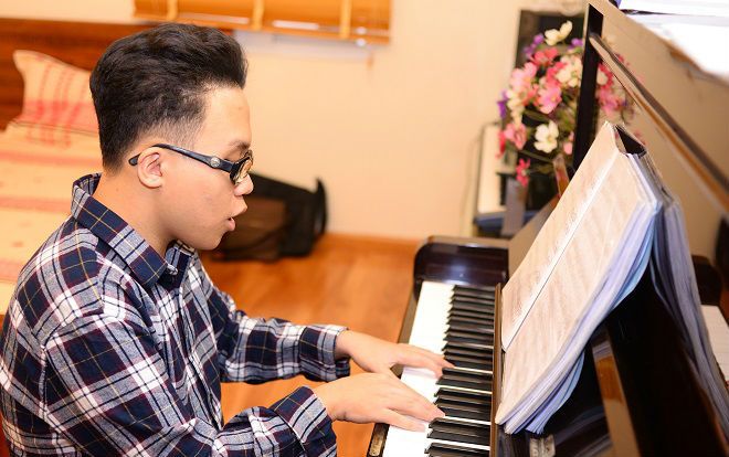 Sôi sục nhạc khúc cổ vũ những 'anh hùng sân cỏ' của chàng trai 9X với đôi mắt cận 20 đi-ốp