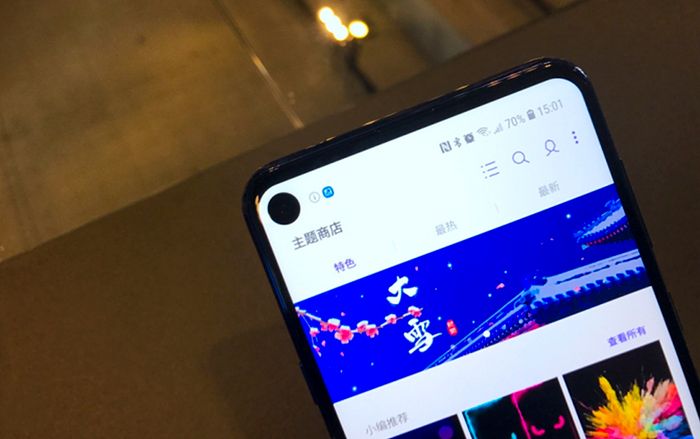 Samsung ra mắt smartphone với màn hình đục lỗ đầu tiên trên thế giới