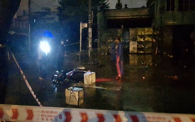 Nóng: Vướng vào dây điện rơi xuống đường trong mưa, chồng tử vong vợ nhập viện