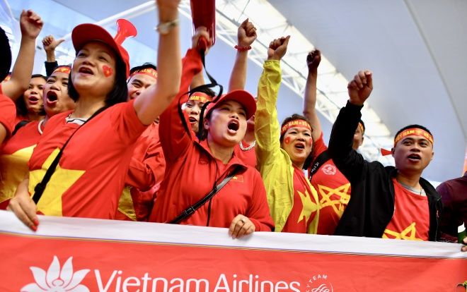 Hàng nghìn cổ động viên Việt Nam lên đường sang Malaysia cổ vũ thầy trò HLV Park Hang-seo