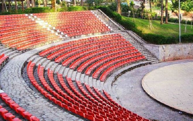 Thông tin cực 'hot' cho những ai yêu Đà Lạt: Dãy ghế trắng 'sống ảo' đã được sơn lại bằng màu đỏ cực ấn tượng