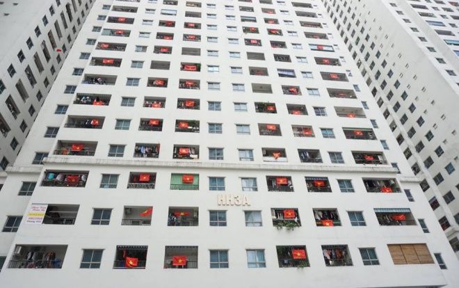 Chung cư vạn dân Linh Đàm nhuộm đỏ cờ Tổ quốc cổ vũ thầy trò HLV Park Hang-seo