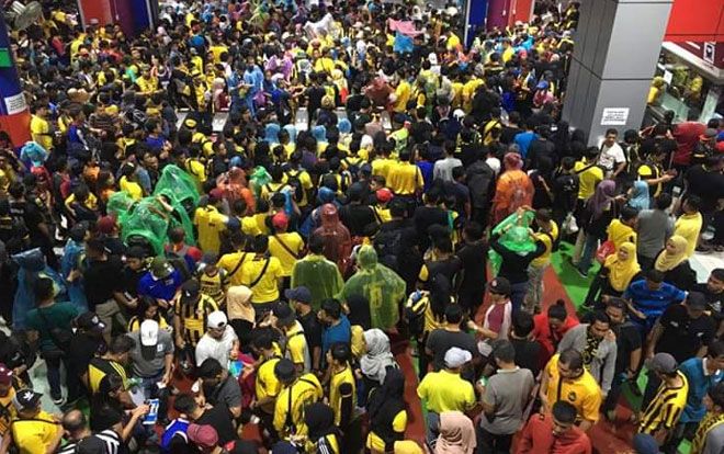 Chung kết AFF Cup 2018: Chưa đến giờ G, hàng ngàn CĐV đã đổ tới SVĐ Bukit Jalil bất chấp mưa trắng trời