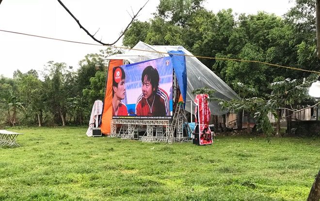 Gia đình Quang Hải lắp màn hình khủng ngoài sân bóng cổ vũ ĐT Việt Nam