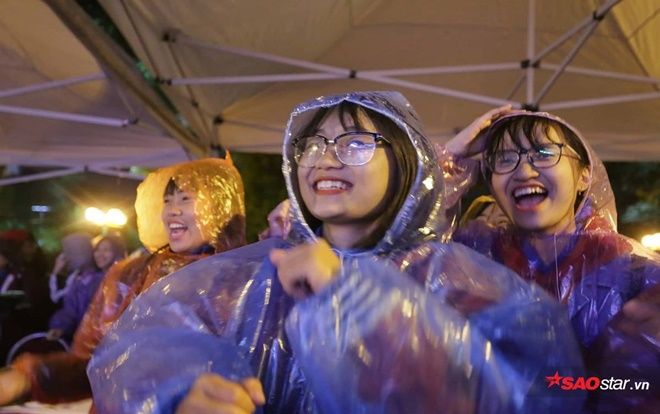 Sinh viên 'quẩy' nhiệt tình dưới trời mưa rét cổ vũ đội tuyển Việt Nam