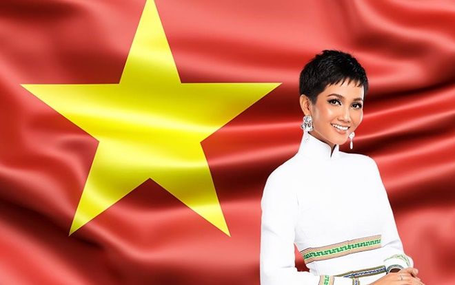 H’Hen Niê đích thị là cổ động viên cuồng nhiệt của Đội tuyển Việt Nam