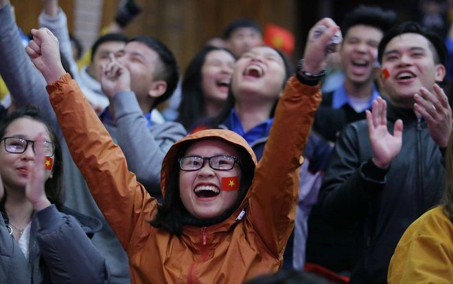 Chùm ảnh hàng ngàn sinh viên vỡ òa cảm xúc trước 2 bàn thắng của đội tuyển Việt Nam trong trận gặp Malaysia