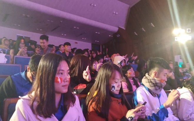 Kết thúc hiệp 1, nhóm sinh viên mừng vui tổ chức văn nghệ giữa giờ tại nhà văn hóa thanh niên thành phố