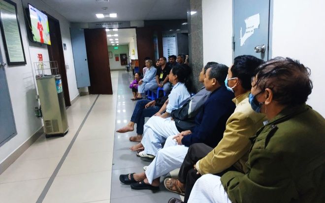 Hình ảnh đẹp: Hàng trăm bệnh nhân nén cơn đau, ngồi cổ vũ cho đội tuyển Việt Nam