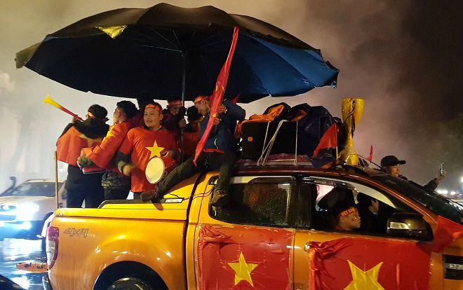 Cầm hòa trên sân khách, hàng triệu cổ động viên cả nước vẫn đổ ra đường chúc mừng đội tuyển Việt Nam