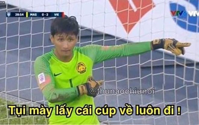 Không chỉ Hà Đức Chinh, biểu cảm hài hước của các cầu thủ khác trên sân cũng được dân mạng lôi ra 'chế' tới bến