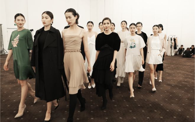 Làm NTK nhưng Tăng Thanh Hà vẫn xúng xính catwalk cùng dàn mẫu trong hậu trường