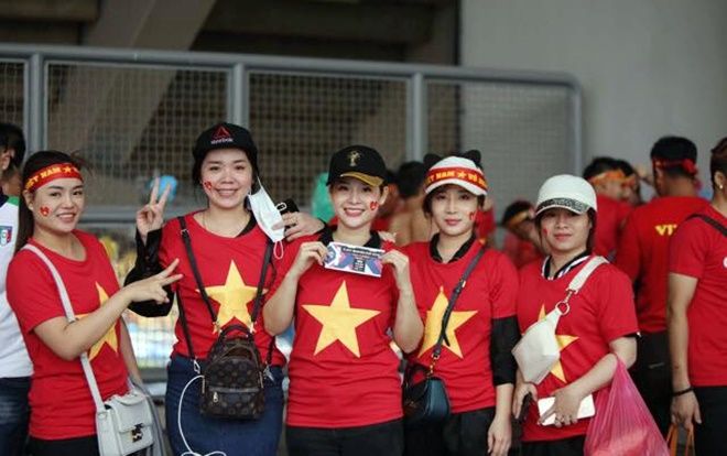 Dàn hot girl ở Malaysia đóng quán, cổ vũ tuyển Việt Nam