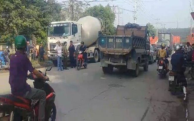 Lấn vào làn xe máy, xe bồn cán chết học sinh 6 tuổi ở Bình Dương