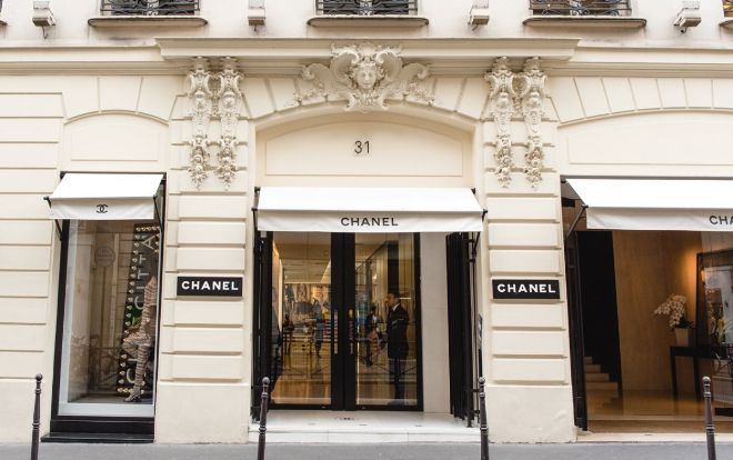 Hàng loạt cửa hàng Chanel, Dior bị cướp bóc đập phá trắng trợn trong biểu tình ở Pháp