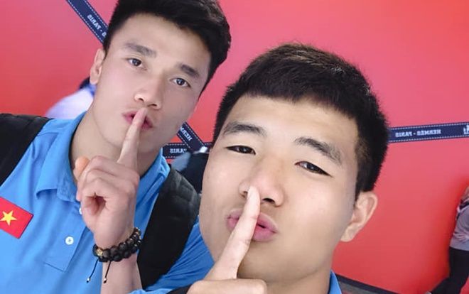 Hà Đức Chinh và Bùi Tiến Dũng giơ ngón tay đáp trả dư luận?