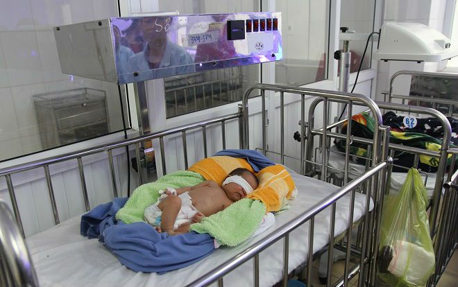 Bé gái sơ sinh bị bỏ trong phòng bảo vệ ngay giữa đêm lạnh