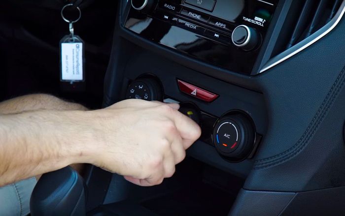 Bật điều hòa để sưởi ấm trên ô tô trong mùa rét có khiến xe tốn nhiều xăng hơn?