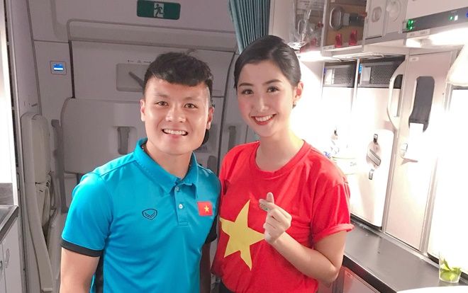Nữ tiếp viên hàng không xinh đẹp gây 'bão mạng' khi chụp ảnh cùng đội tuyển Việt Nam, tiết lộ bất ngờ về Quang Hải