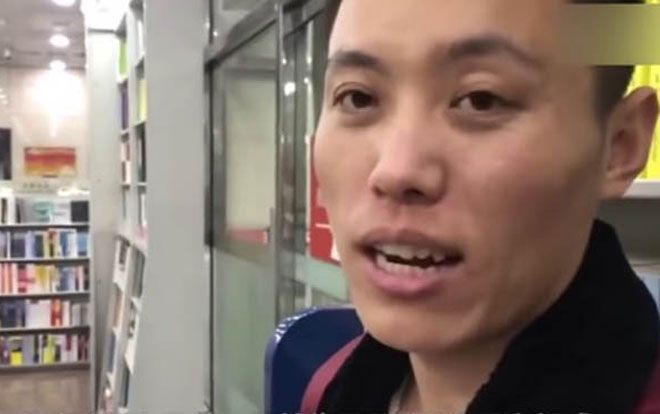 Chạm mắt nhau 10 giây, chàng trai bỏ việc chầu chực tại hiệu sách 50 ngày để chờ người trong mộng