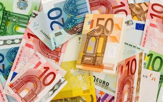 'Mưa tiền' hơn 1.000 USD rơi lả tả buộc cảnh sát Đức đóng cửa đường cao tốc