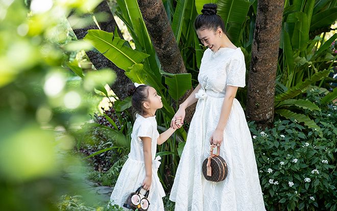 Tư vấn chọn váy đôi trắng muốt cho mẹ đẹp con xinh dạo phố mùa Giáng Sinh