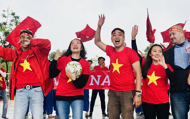 Giảng viên nước ngoài hát vang 'Đường đến ngày vinh quang', tin tưởng Việt Nam vô địch AFF Cup vì 'các bạn quá xứng đáng'