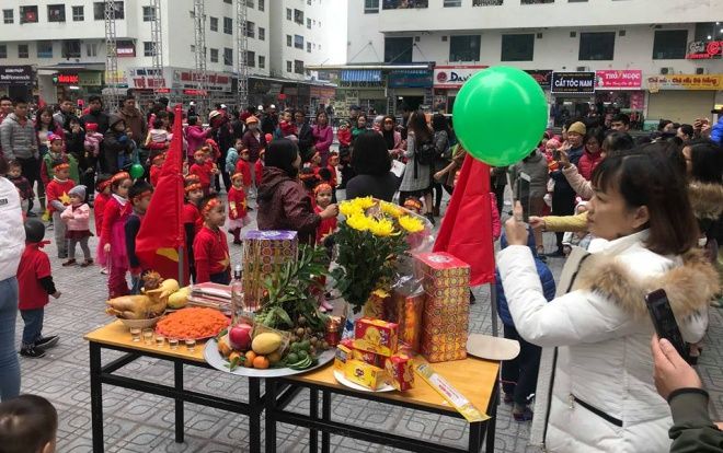 Cư dân Linh Đàm lập ban thờ, lắp màn hình LED khủng cổ vũ đội tuyển Việt Nam trận chung kết