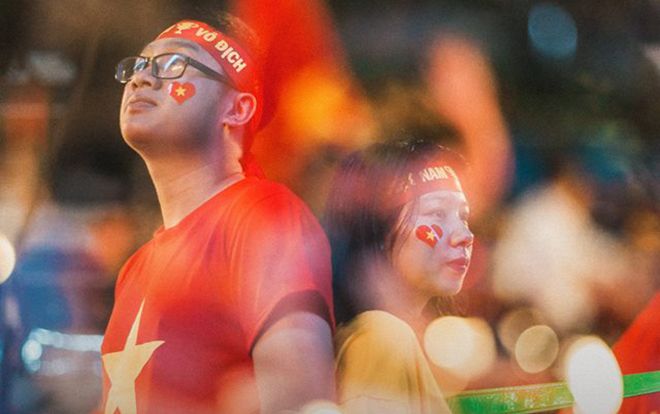 Bộ ảnh cổ vũ AFF Cup giản dị của cặp đôi ĐH Thương Mại: Mình yêu đội tuyển nước nhà… và yêu nhau!