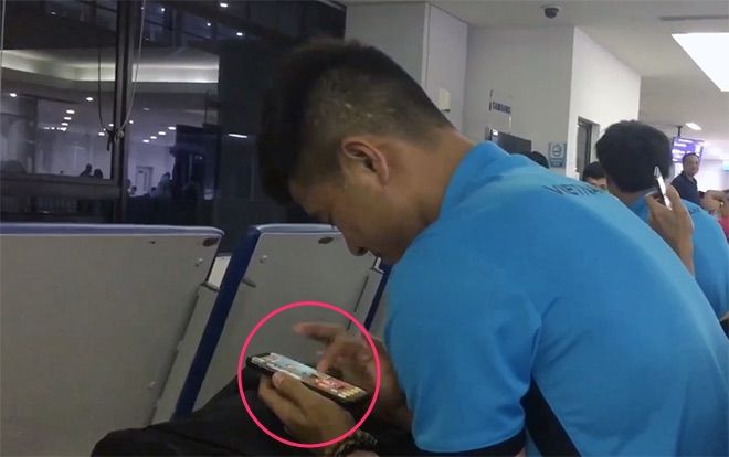 Bật mí cách giết thời gian trên smartphone của 'thánh lầy' Hà Đức Chinh khiến chẳng ai nhịn được cười