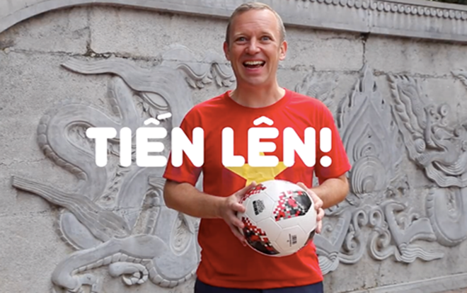 Đại sứ Anh mặc áo in hình cờ đỏ sao vàng cổ vũ tuyển Việt Nam trước trận chung kết AFF Cup