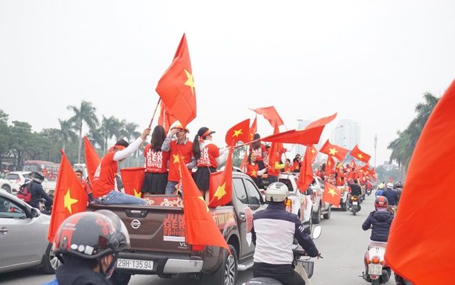 Ô tô, xe cày rủ nhau xuống phố diễu hành quanh Hà Nội cổ vũ đội nhà đá Chung kết AFF Cup