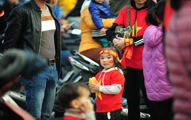 Chùm ảnh đáng yêu của CĐV nhí cổ vũ đội nhà trước giờ thi đấu tại SVĐ Mỹ Đình