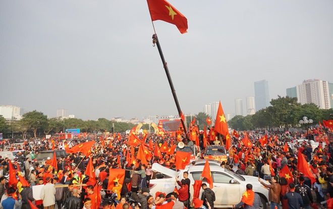 SVĐ Mỹ Đình lâm vào cảnh quá tải sát giờ đá Chung kết AFF Cup, CĐV mang cả cần cẩu đến trợ giúp