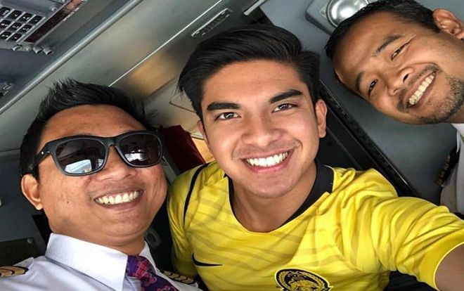 Bộ trưởng điển trai 26 tuổi của Malaysia đăng ảnh trên máy bay tới Việt Nam cổ vũ trận chung kết