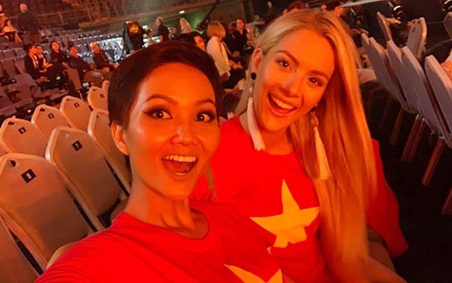 Sát giờ chung kết AFF Cup, H'Hen Niê mặc áo cờ đỏ sao vàng cổ vũ tuyển Việt Nam khiến fan vỡ òa