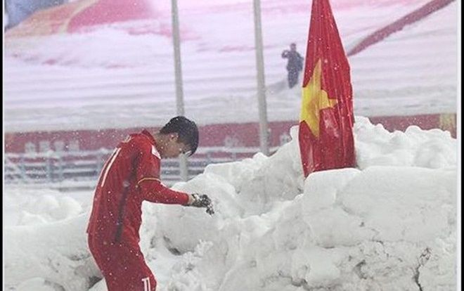 Gửi lời chúc đến ĐT Việt Nam, dân mạng bất ngờ chia sẻ lại ảnh Duy Mạnh cúi đầu trước Quốc kỳ trên núi tuyết ở Trung Quốc