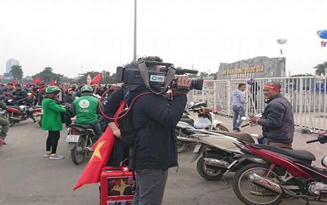 Đài truyền hình SBS Hàn Quốc đến tận Mỹ Đình ghi lại không khí rực lửa của trận chung kết AFF Cup