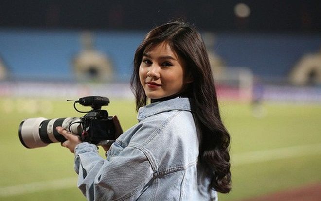 Bóng hồng xinh đẹp xuất hiện tại buổi tập của Việt Nam và Malaysia, phóng viên nước bạn thi nhau xin chụp hình