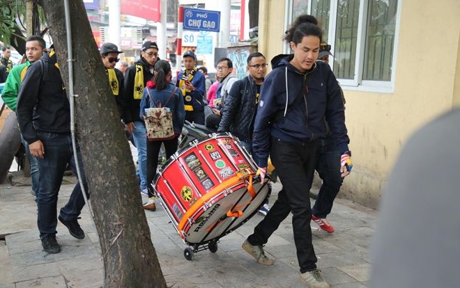 CĐV Malaysia mang kèn trống diễu hành quanh Hà Nội cổ vũ đội nhà trong trận chung kết lượt về AFF Cup