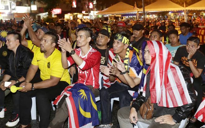 Phản ứng CĐV Malaysia sau bàn thắng đầu tiên của đội tuyển Việt Nam