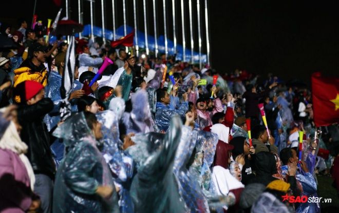 Nhiệt tình như CĐV Đà Lạt: Đội mưa lớn thâu đêm, hò reo xuống đường ăn mừng cho đội tuyển Việt Nam chiến thắng