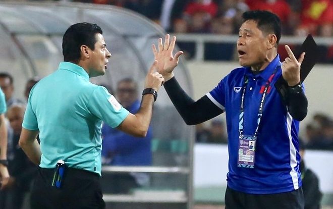 Danh tính trọng tài đẳng cấp World Cup liên tục rút thẻ vàng với các tuyển thủ Việt Nam