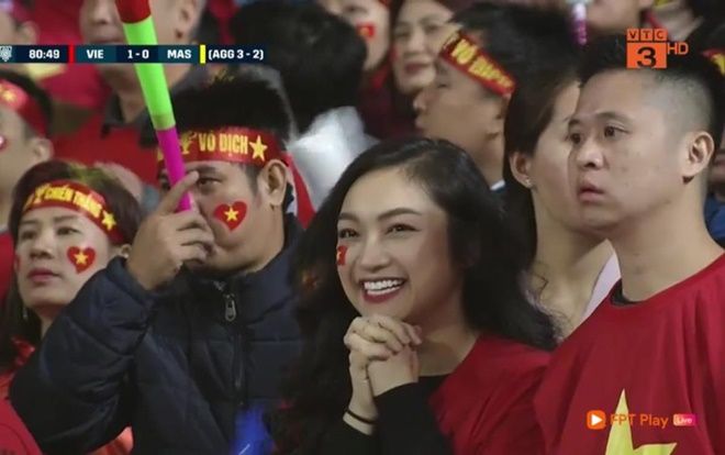 Trực tiếp Việt Nam lên ngôi vô địch AFF Cup nhưng ống kính VTV vẫn tranh thủ 'tia' hàng loạt gái xinh