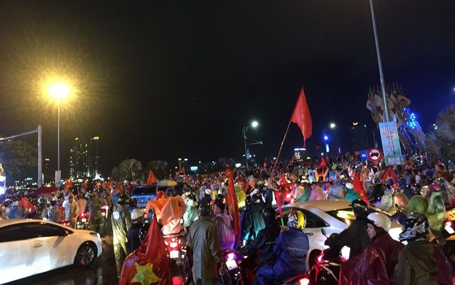 Bất chấp mưa gió, CĐV Đà Nẵng mặc áo mưa kéo nhau 'đi bão' mừng chiến thắng của đội tuyển Việt Nam