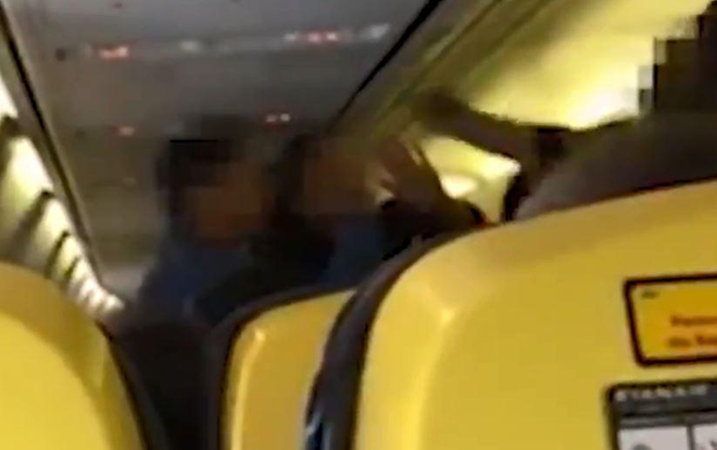 Cả máy bay vỗ tay hoan hô vì hành khách bị ‘tống cổ’