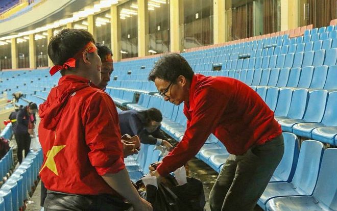 Xúc động hình ảnh Phó thủ tướng Vũ Đức Đam nán lại sau trận chung kết cùng CĐV nhặt rác trên khán đài Mỹ Đình