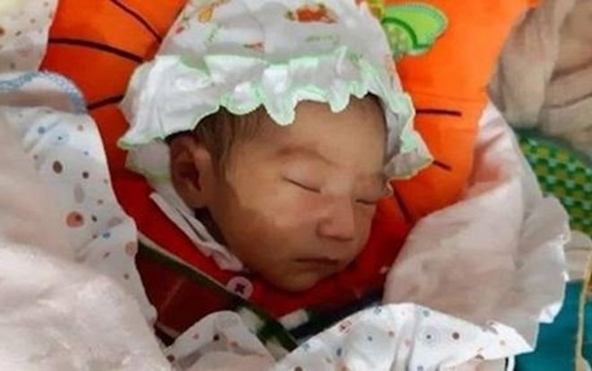 Trẻ sơ sinh 1 tuần tuổi bị vứt ở chùa trong đêm rét căm căm