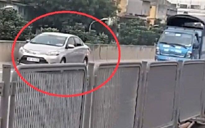 Tạm giữ bằng lái xe đi lùi hơn 500m thách thức tử thần ở đường vành đai 3 trên cao Hà Nội
